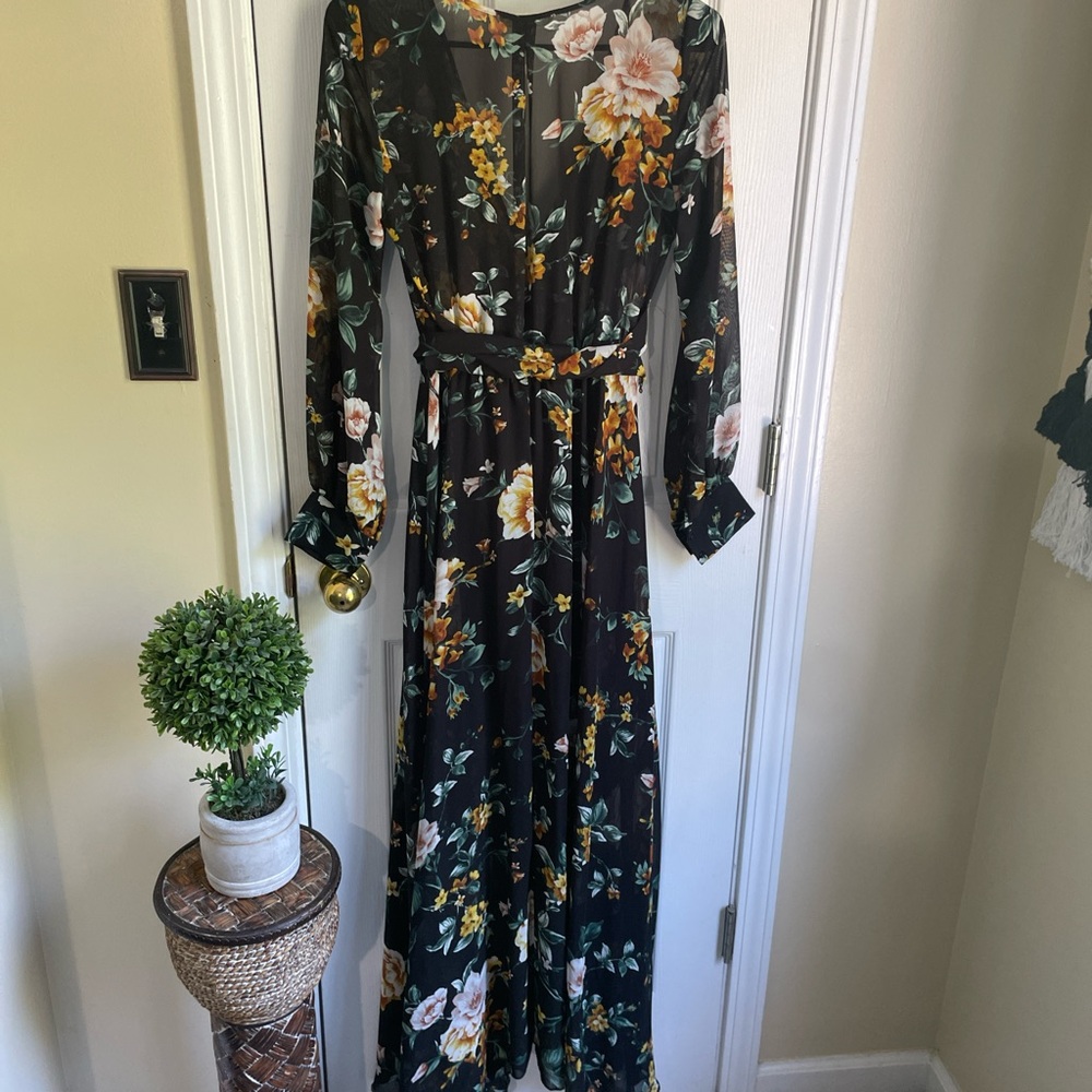 Black floral maxi dress with tie closure,perfect for a wedding or any occasion. - Picture 4 of 5